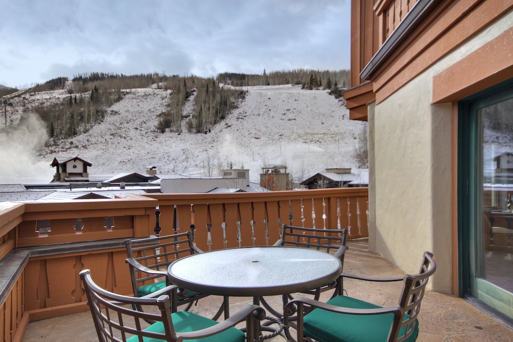Luxury Room, 1 King Bed (Slope View)