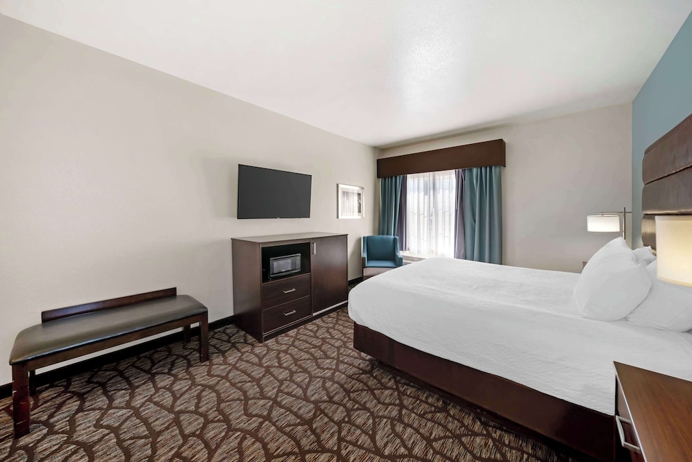 Suite, 1 King Bed, Accessible, Refrigerator & Microwave photo 2
