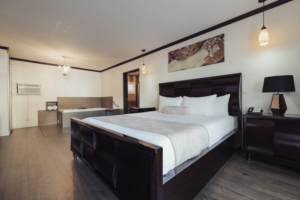 Romantic Single Room, 1 King Bed, Jetted Tub photo 1