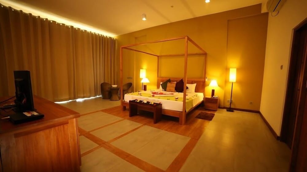 Deluxe Double Room, 1 King Bed, Beach View, Sea Facing photo 1