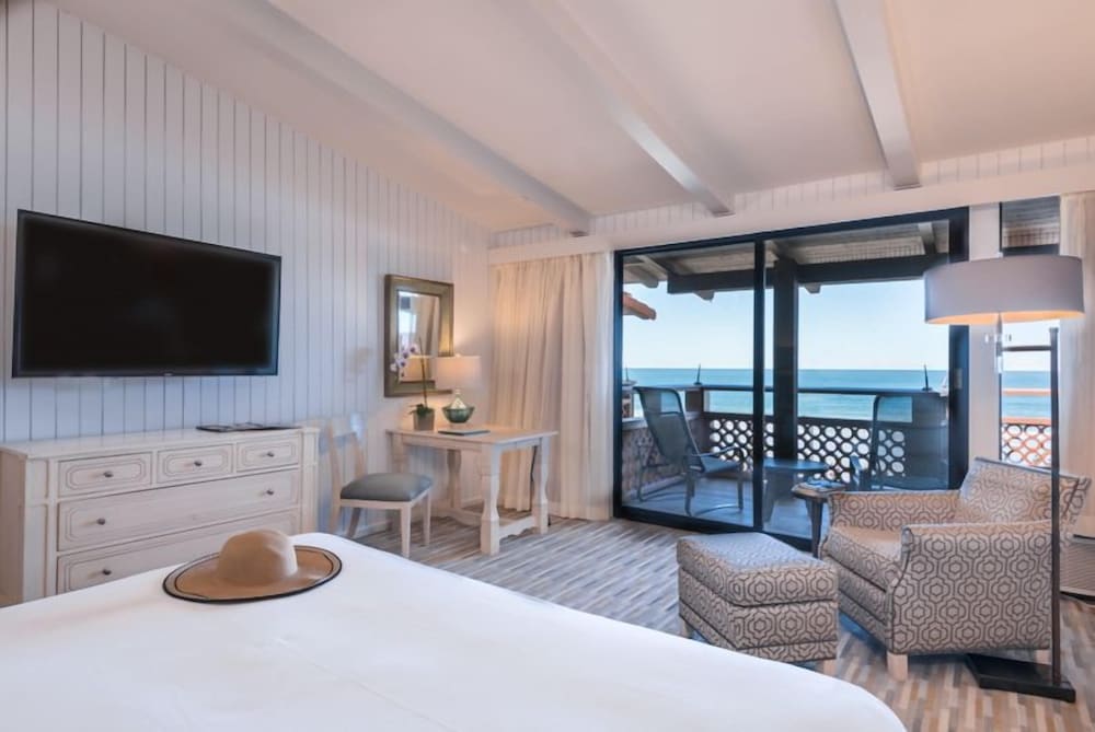 Deluxe Room, 1 King Bed, Ocean View (Beachfront View One King Bed) photo 1