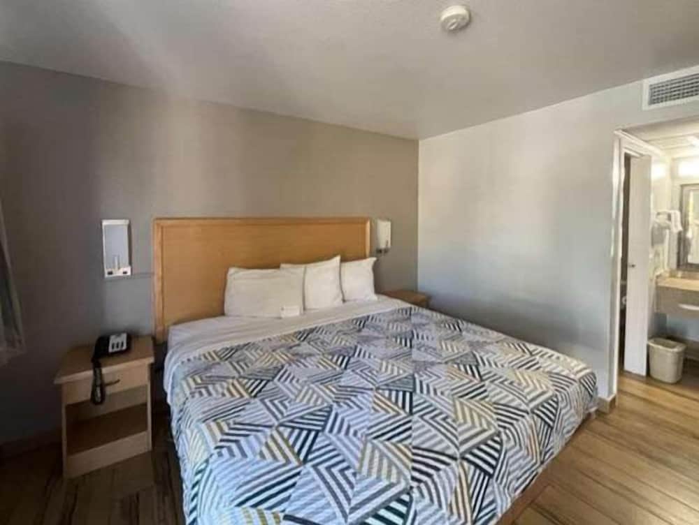 Deluxe Room, 1 King Bed, Accessible, Smoking - Photo 1