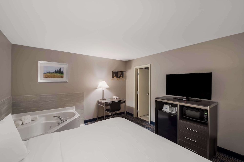 Suite, 1 King Bed, Non Smoking, Jetted Tub - Photo 5