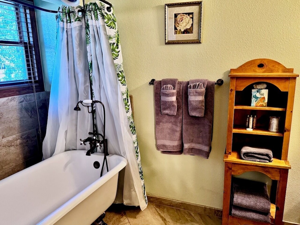 McKenzie A Room, 1 Queen Bed, Shared Bathroom