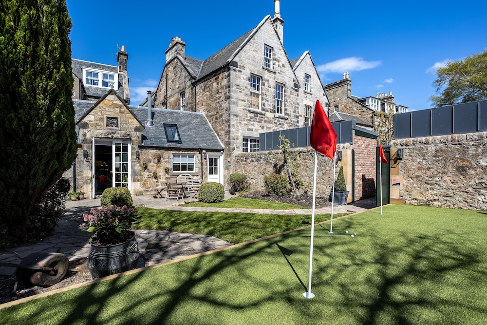 West Park House (exclusive use, sleeps up to 16 guests) - 8 bedrooms (1 King or 2 Singles)