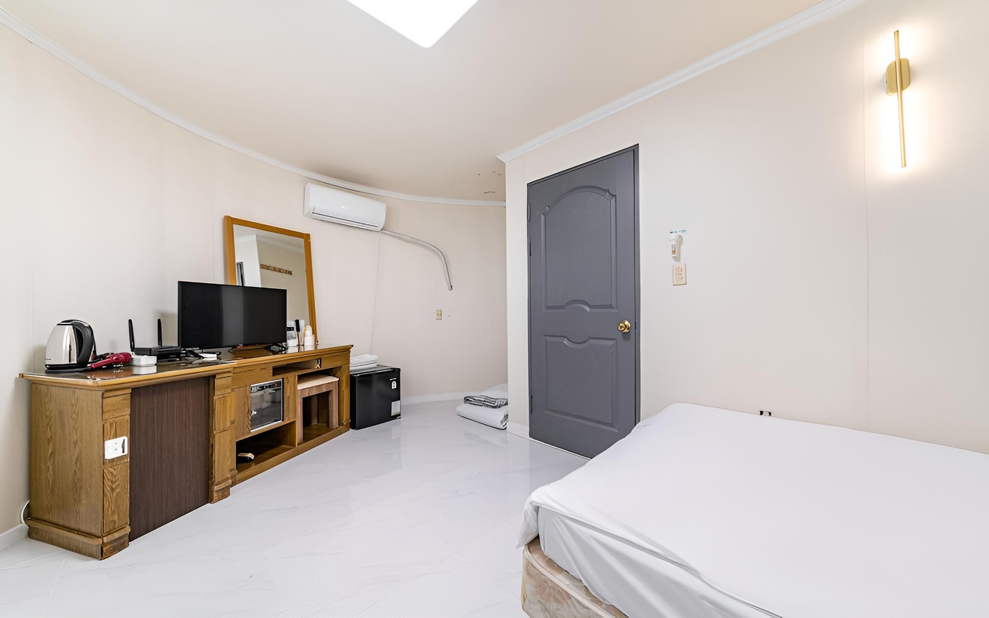 Room (Round Room - Bed) - Photo 7