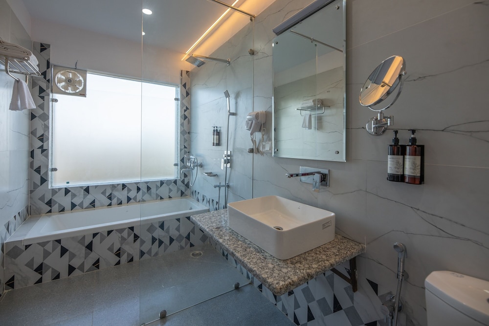 Honeymoon Suite - Photo 3