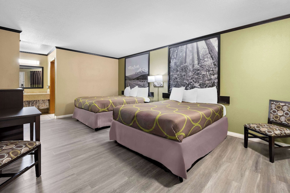 Standard Room, 2 Queen Beds - Photo 1