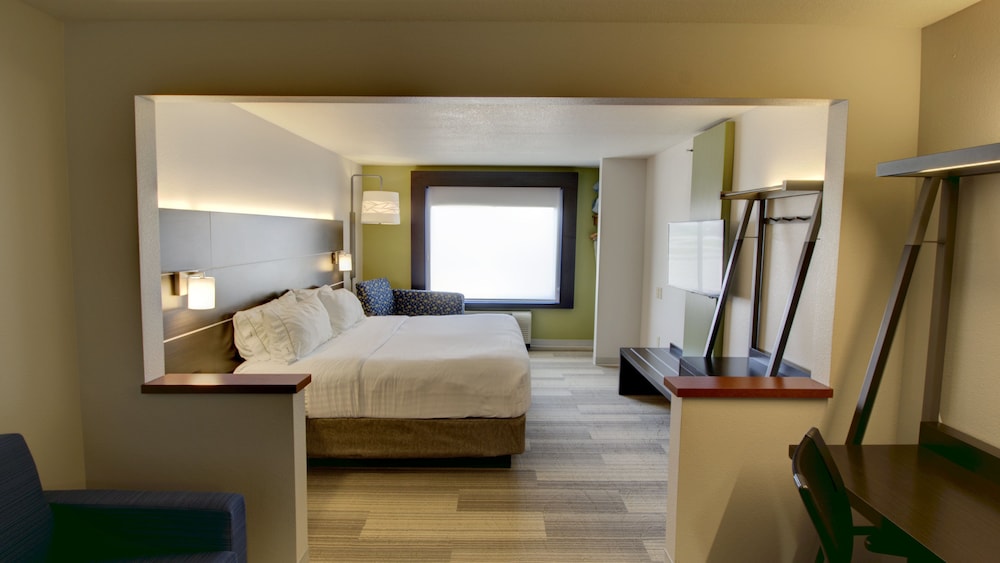 Suite, 1 King Bed, Accessible (Communication, Accessible Tub) photo 2