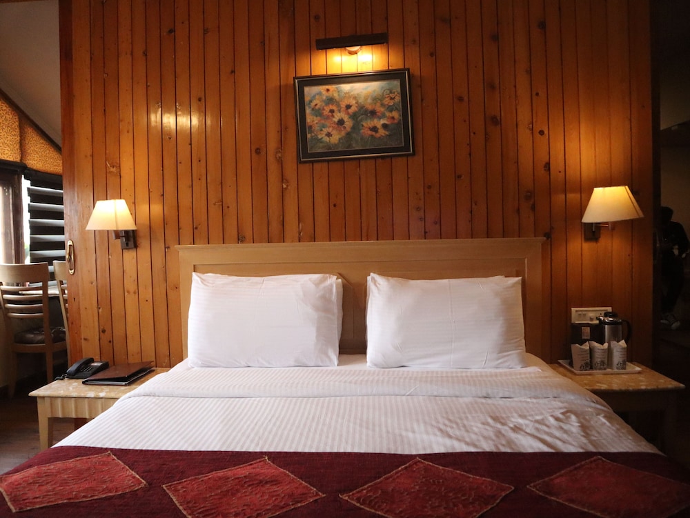 Interconnected Family Rooms with Jacuzzi - Photo 5
