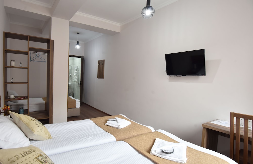 Deluxe Triple Room photo 3