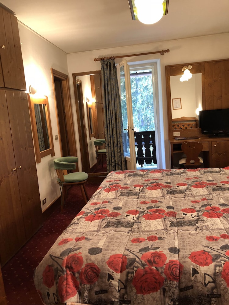 Standard Double or Twin Room, Balcony, Garden View photo 2