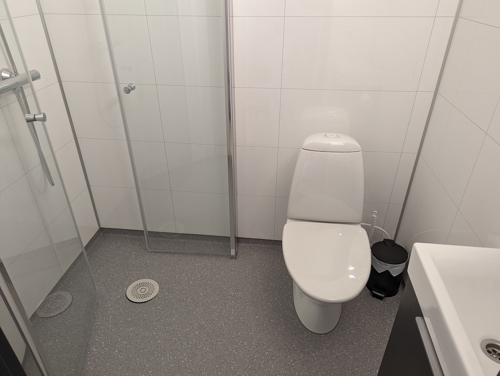 Quadruple Room (13,15,17,19 shared shower) photo 3