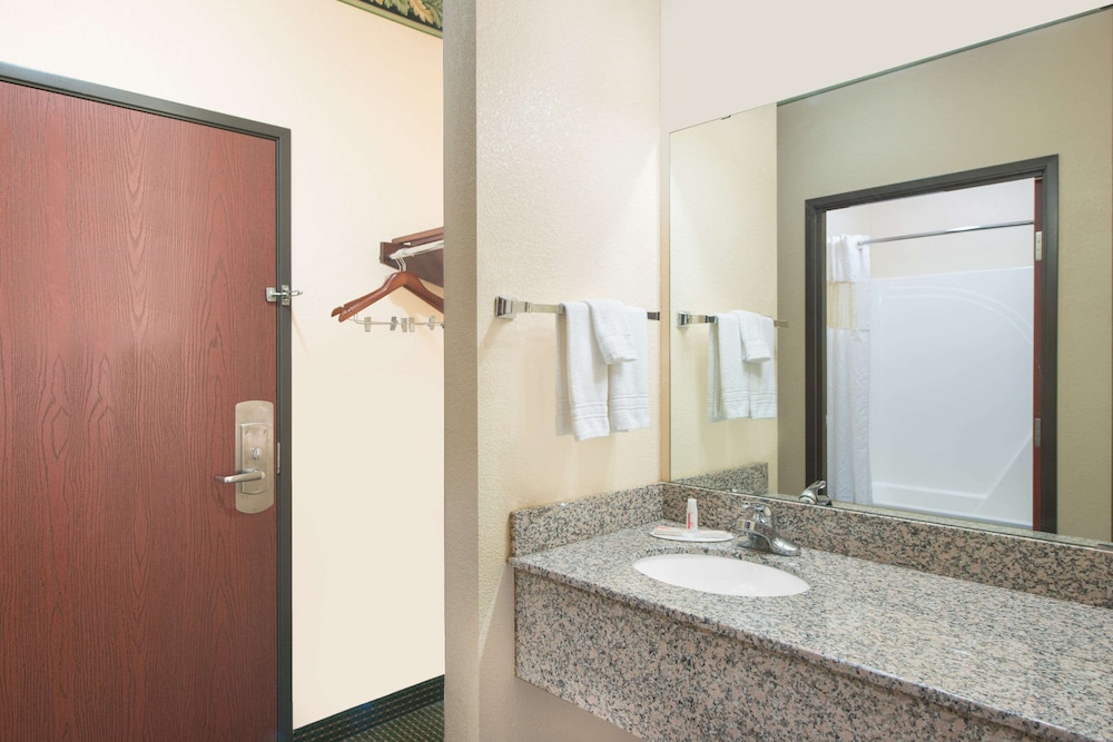 Studio Suite, 1 King Bed, Non Smoking, Refrigerator & Microwave - Photo 4