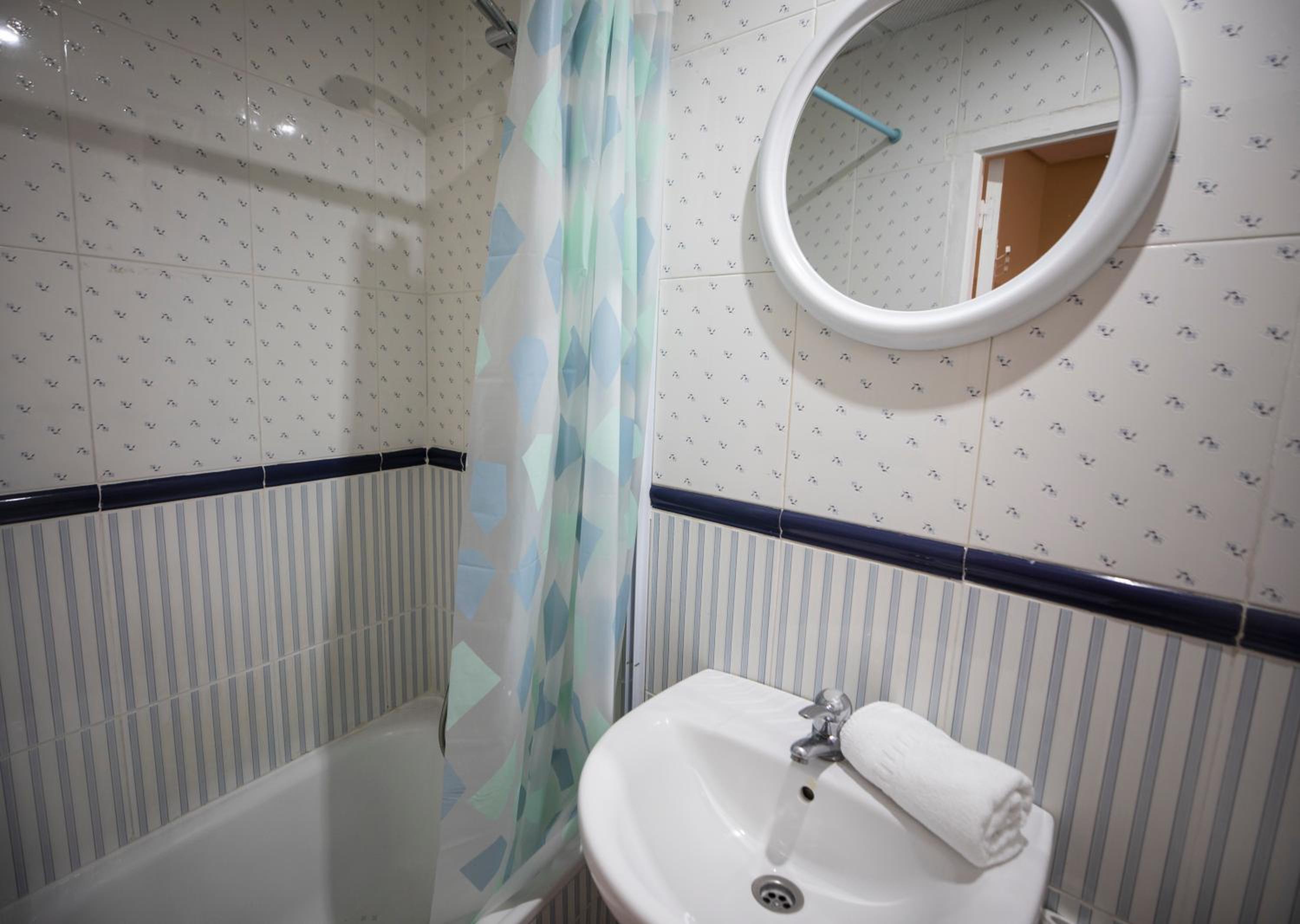 Twin Room with Private Bathroom photo 2