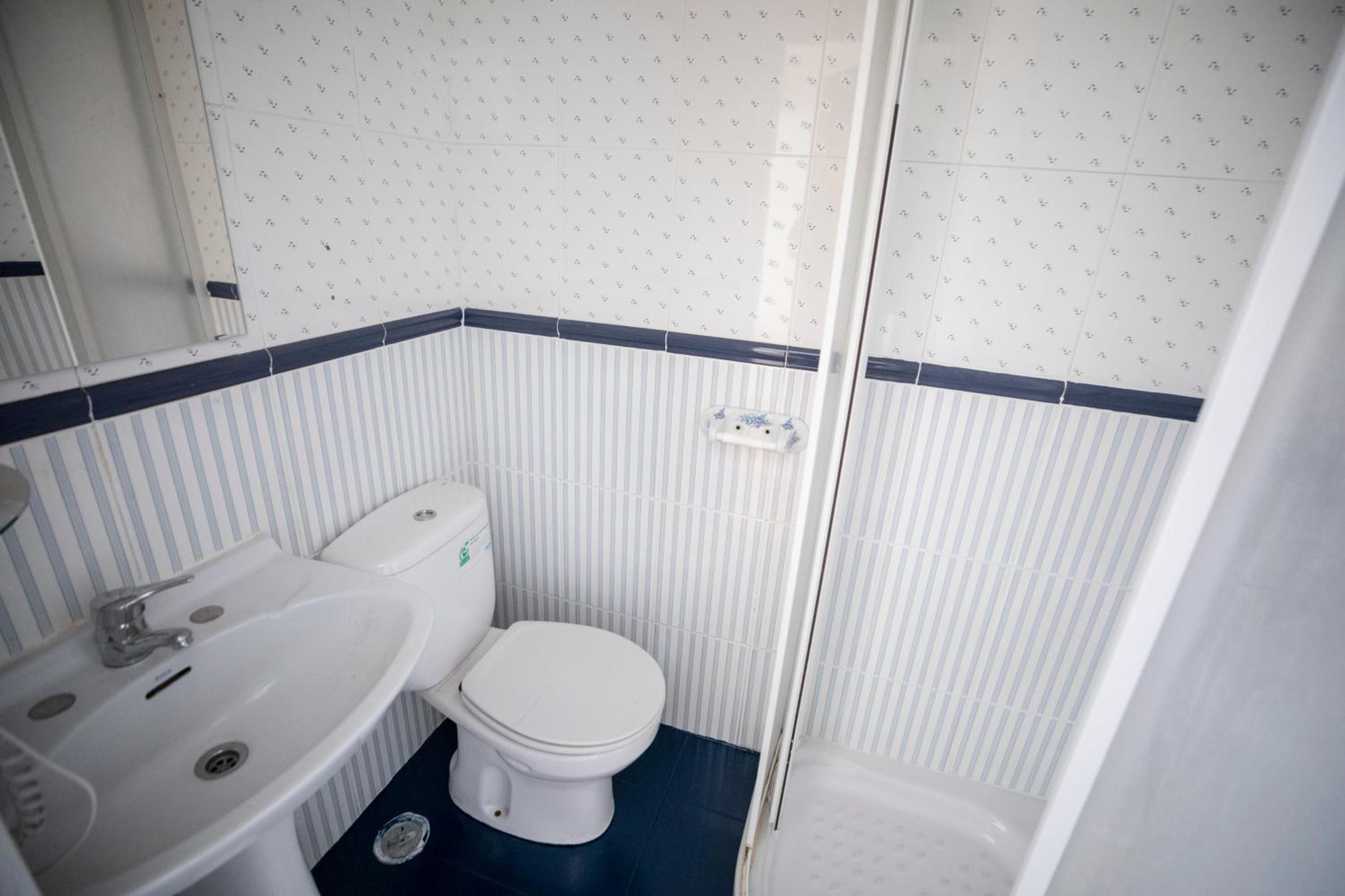 Twin Room with Private Bathroom photo 3