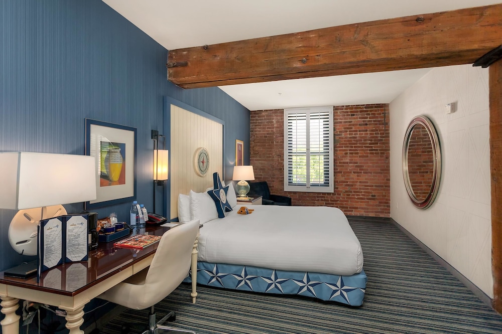 Room, 1 King Bed (Courtyard) thumbnail 5