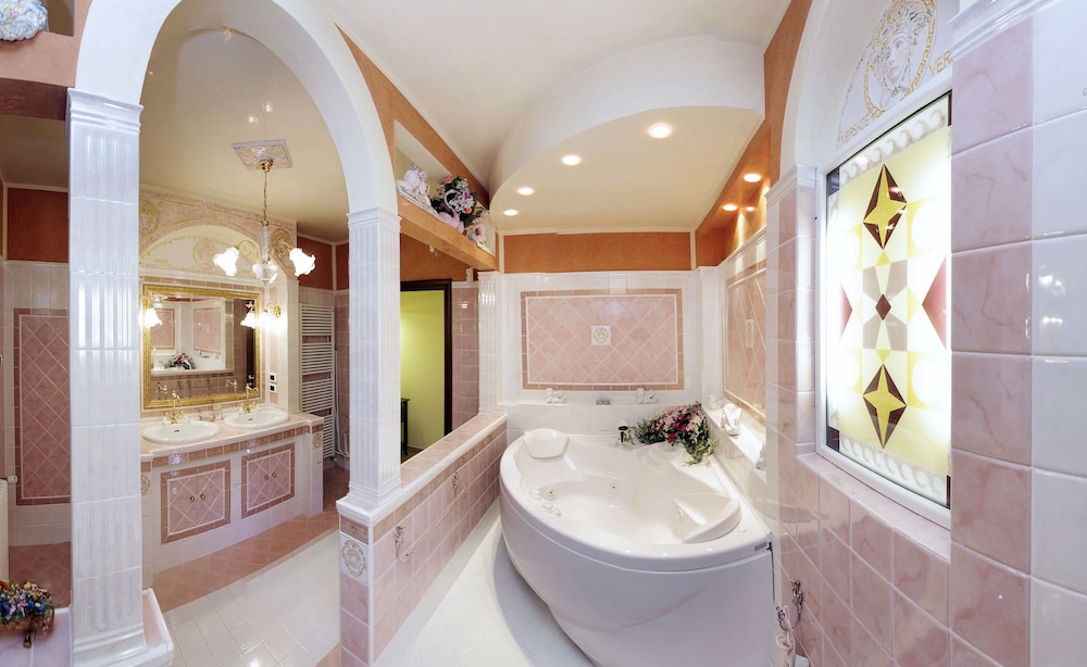 Royal Double Room, Jetted Tub photo 2