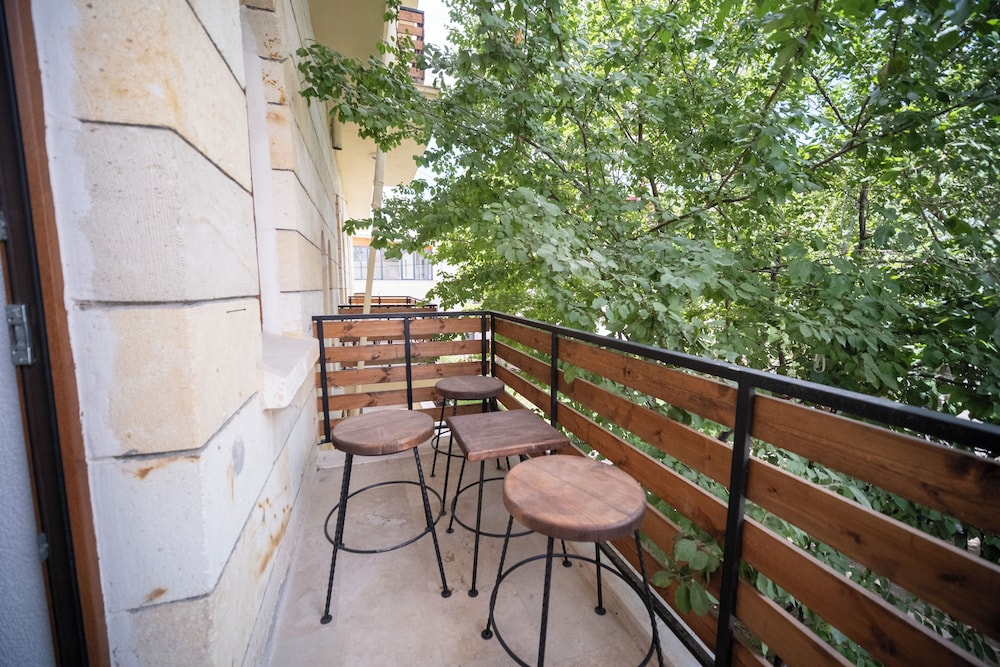 Deluxe Art Double Room With Balcony (Garden View) - Photo 9