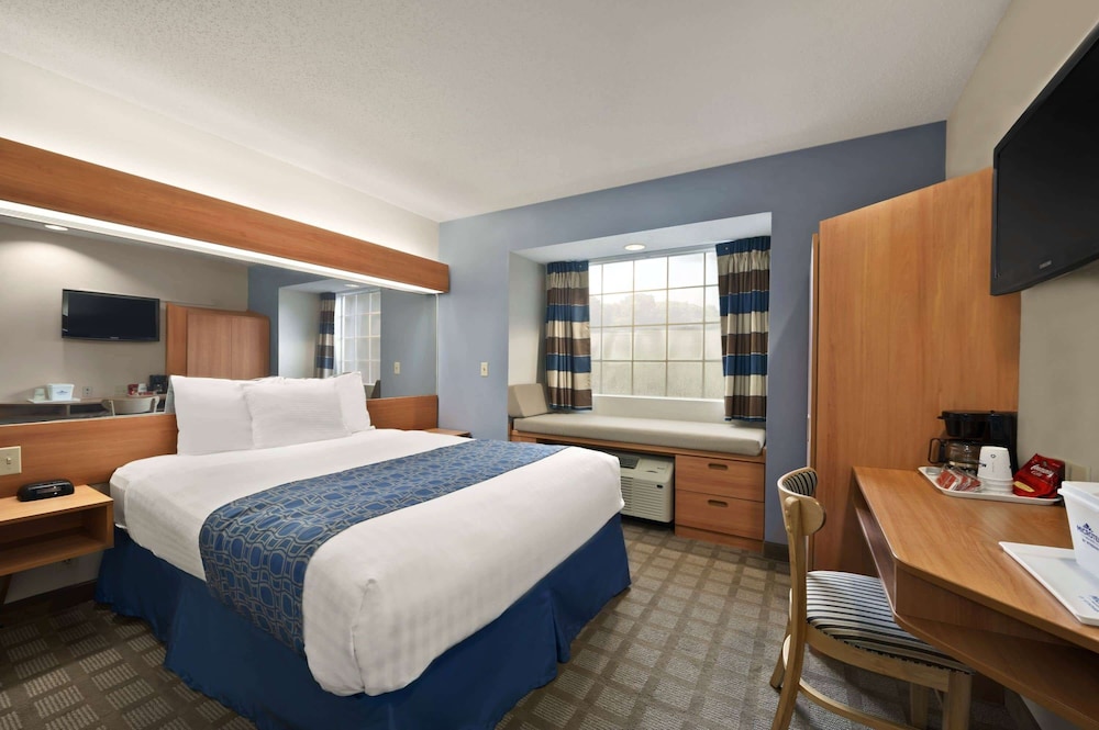Deluxe Room, 1 Queen Bed, Accessible, Non Smoking (Mobility) - Photo 1