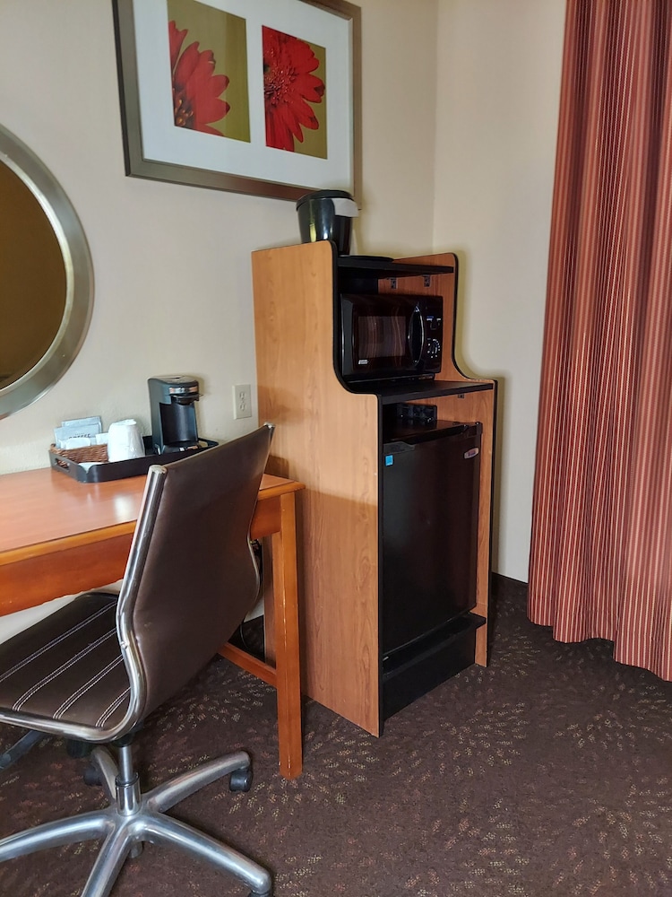 Suite, 1 King Bed, Non Smoking - Photo 3