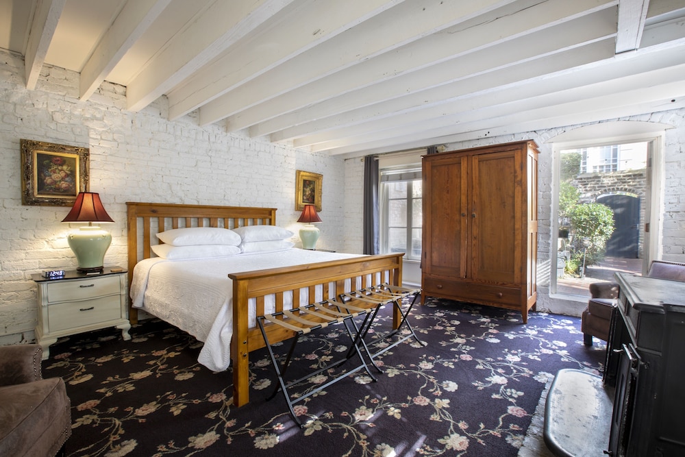 Comfort Room, 1 King Bed, Non Smoking (103 Hutton Hall)