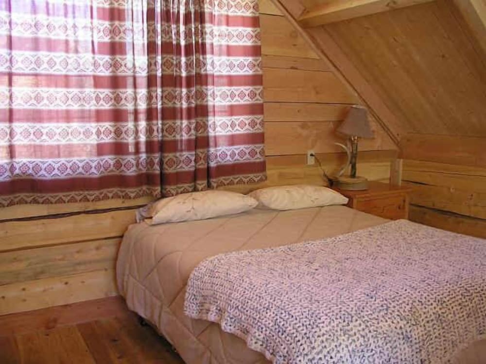 Traditional Cabin, 2 Bedrooms, 2 Bathrooms photo 3