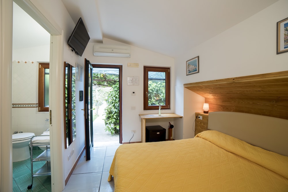 Standard Double or Twin Room, 1 Double or 2 Twin Beds photo 3
