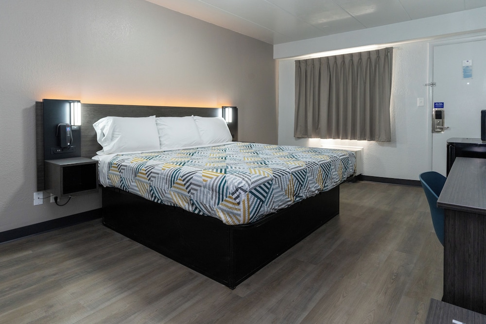 Deluxe Room, 1 King Bed, Non Smoking, Refrigerator & Microwave - Photo 3