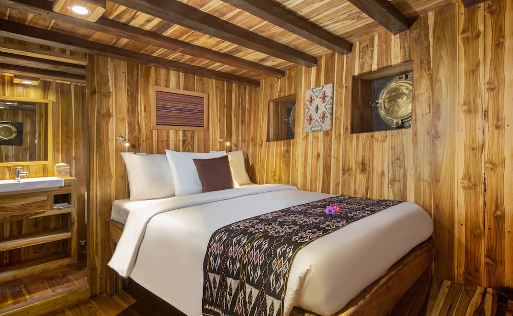 Luxury Cabin, 6 Bedrooms (Private Charter Cruise) photo 1