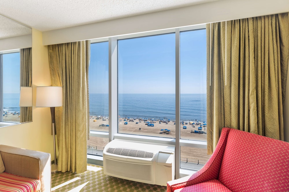 1 BEDROOM OCEAN FRONT STE HEARING/ROLL N SHWR - Photo 8