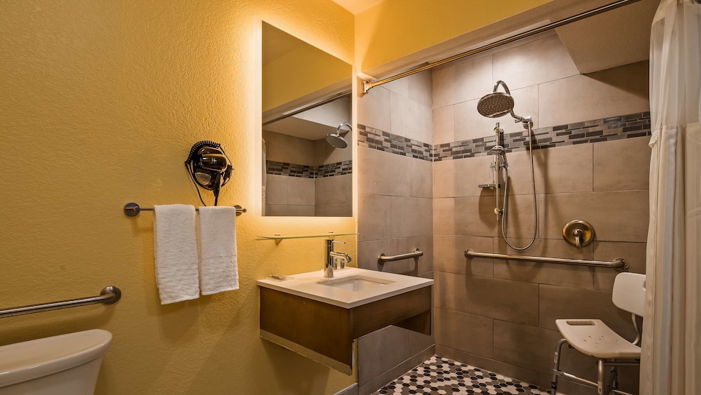 Standard Room, 1 Queen Bed, Accessible, Refrigerator & Microwave - Photo 6
