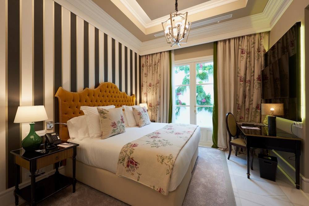 Premium Double Room, 1 King Bed - Photo 3