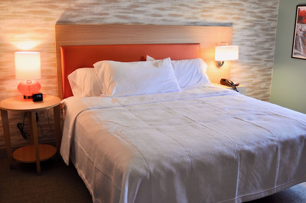 Suite, 1 King Bed, Accessible (Hearing) - Photo 2