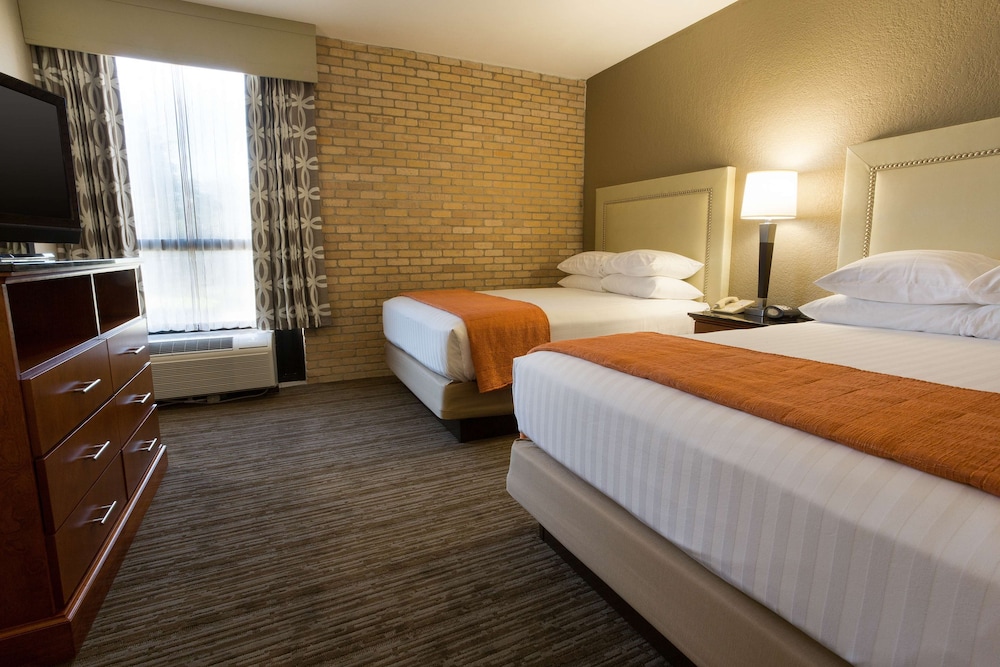 Suite, 1 Queen Bed with Sofa bed, Accessible, Refrigerator & Microwave (Sofabed, Tub, Upper Floor) photo 2