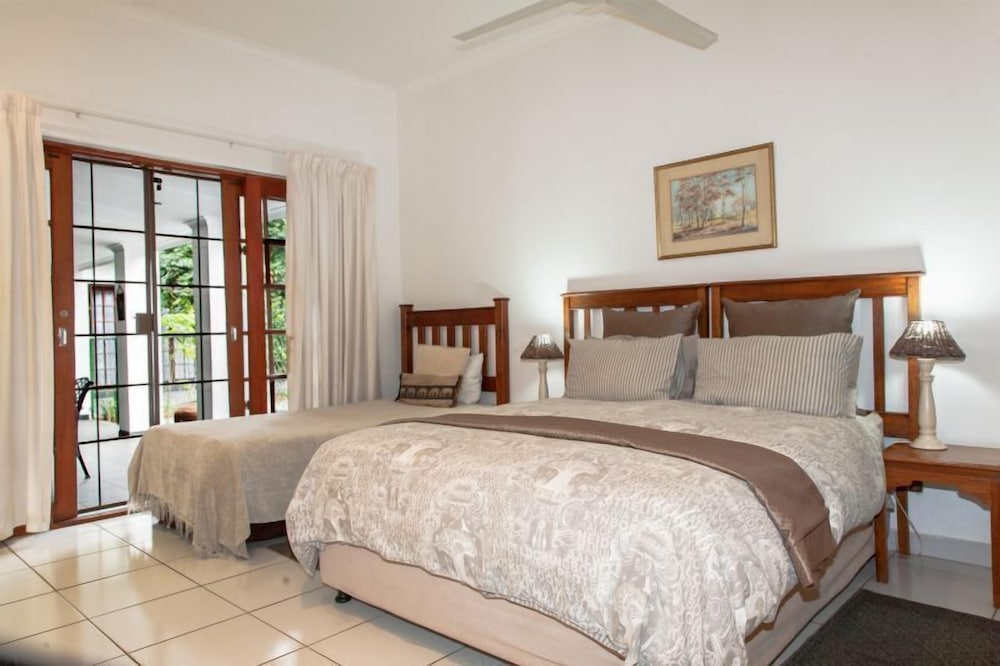Family Room, 1 Bedroom (Queen Bed  + Single Bed / Shower) photo 2