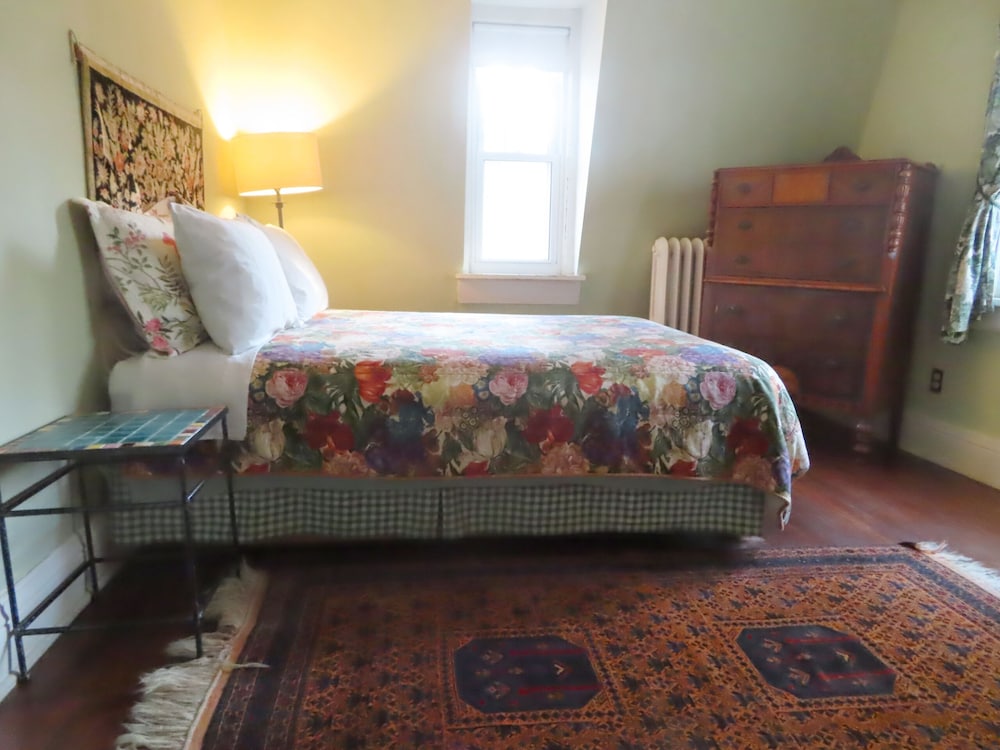 Double Room, Shared Bathroom, Garden View (green room) photo 1