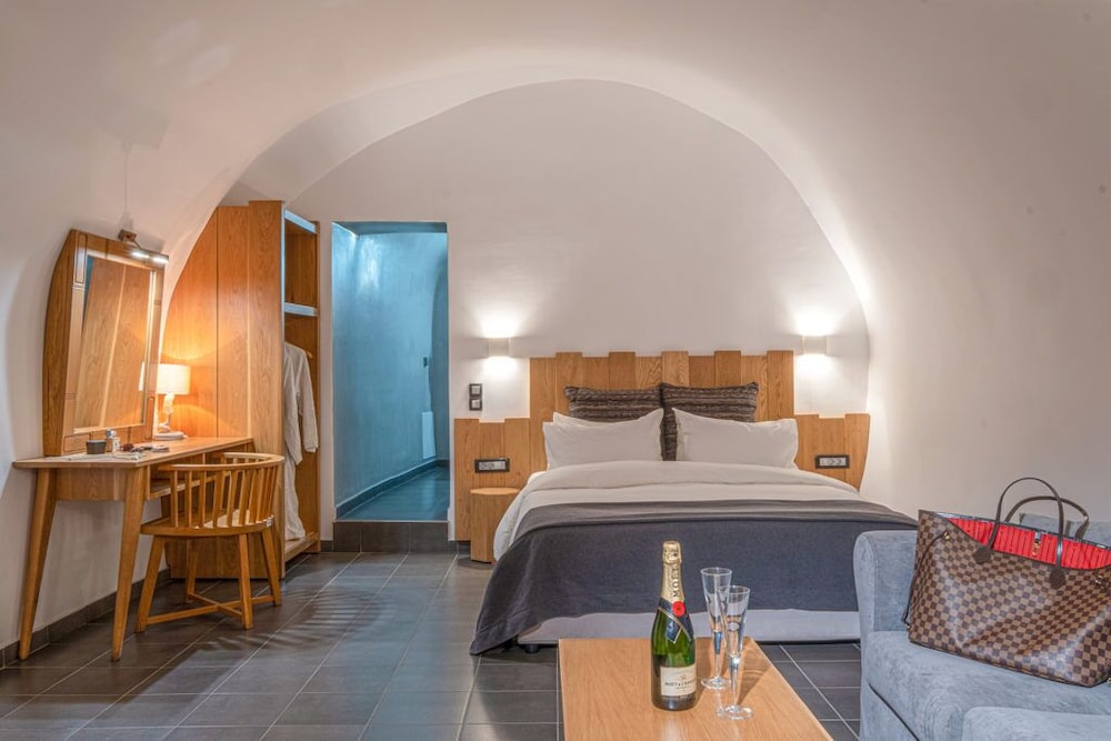 Luxury Suite, Jetted Tub (Cave - Caldera View)