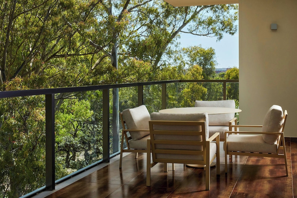 Suite, 3 Bedrooms, Balcony - Photo 11