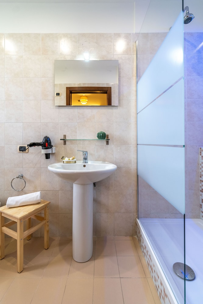 Comfort Room, Non Smoking, Ensuite - Photo 13