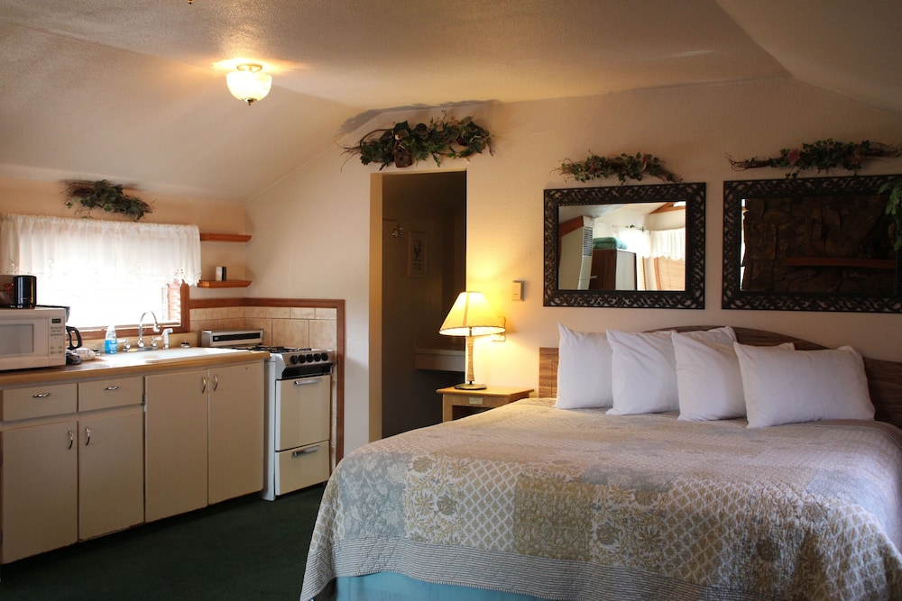 The Love Nest #8 (Indoor 5x5 Jetted Tub,  Gas Fireplace, King Bed