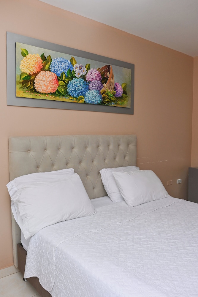 Deluxe Suite, 1 King Bed, Mountain View photo 2