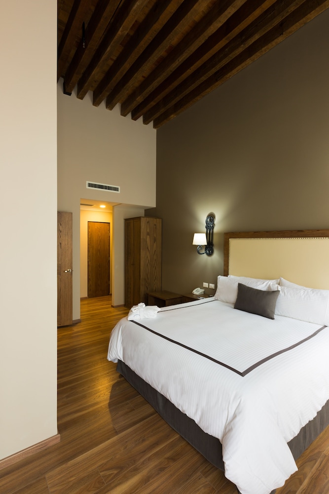 Executive Room, 1 King Bed, Balcony, City View thumbnail 5