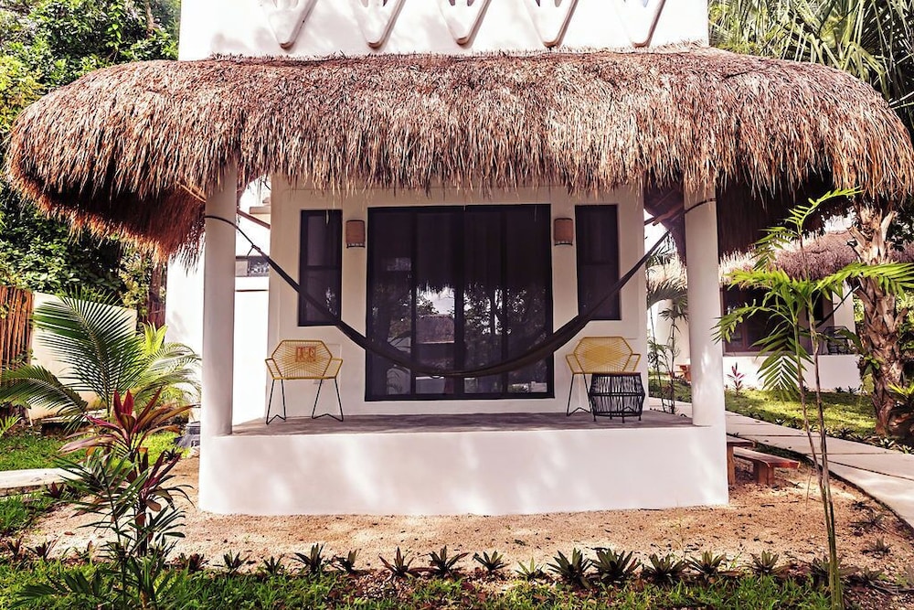 Deluxe Room, 1 Queen Bed, Private Bathroom - Photo 1