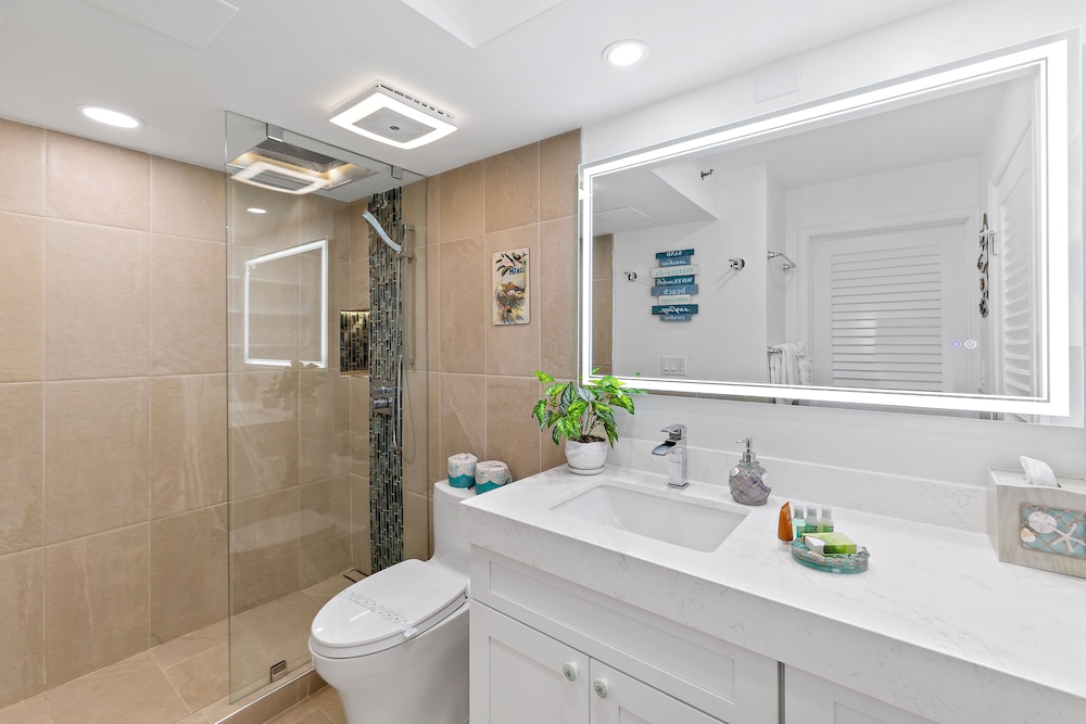High Floor Ocean View Condo (King Bed and Parking): Condo, 1 Bedroom, Ocean View (0126) photo