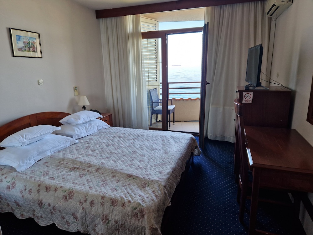 Double Room Single Use, Balcony, Sea View photo 2