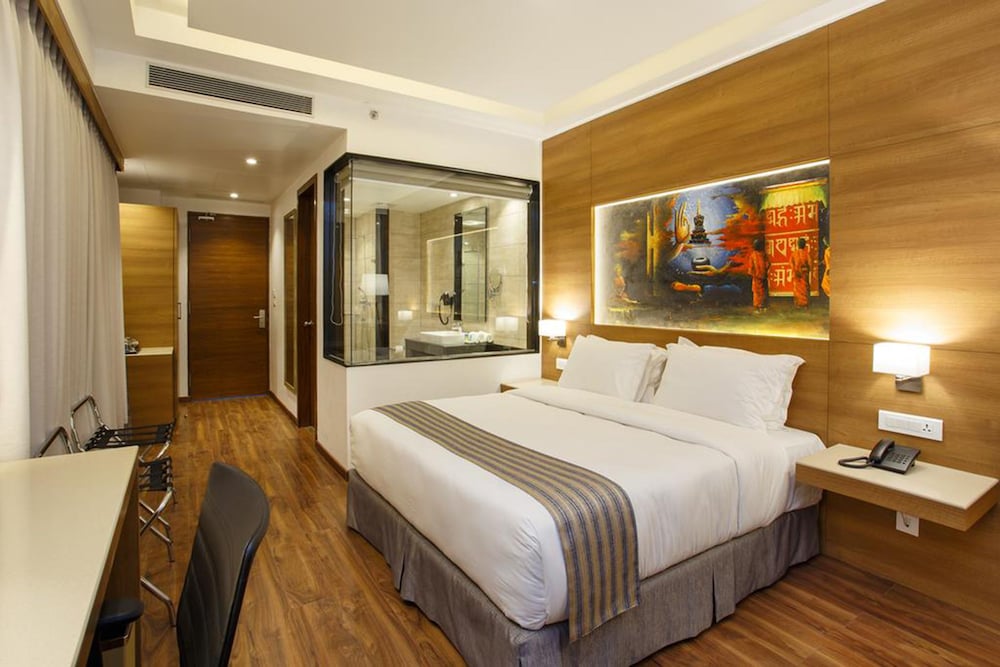 Executive Room with Balcony - Photo 4