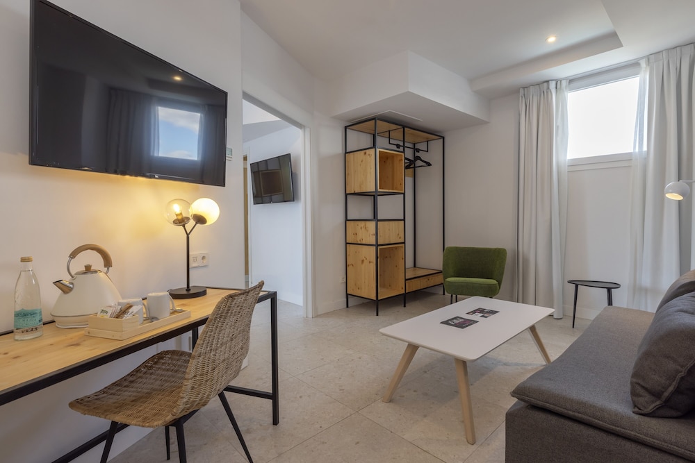 Junior Suite, Balcony thumbnail 6