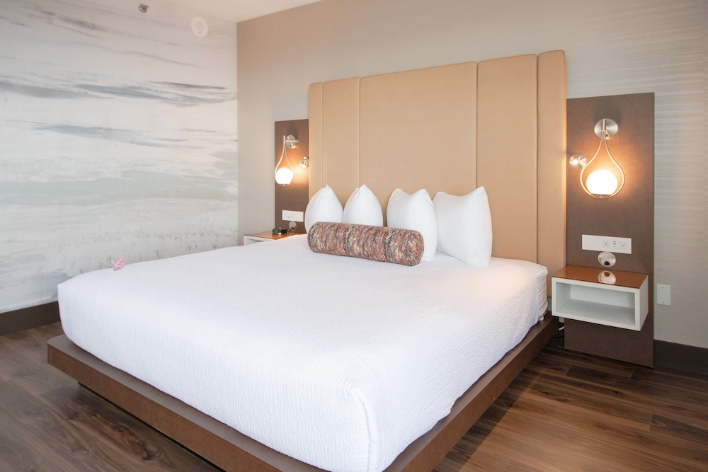 Premium Room, 1 Queen Bed (Coast Premium Queen) photo 3