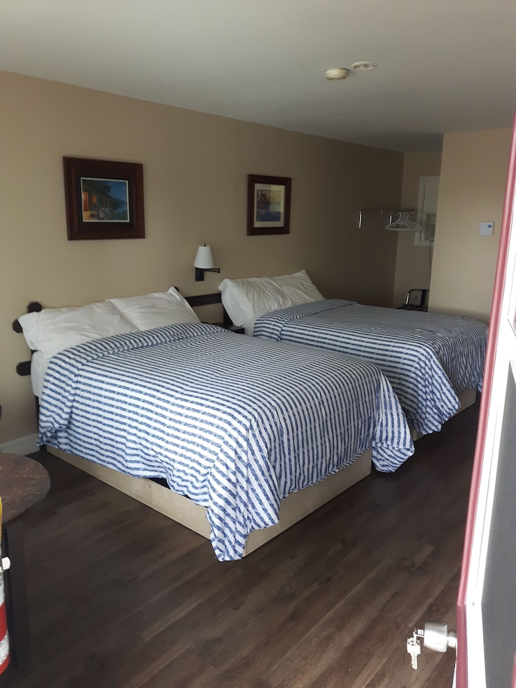 Standard Room, 2 Double Beds (Chickadee)